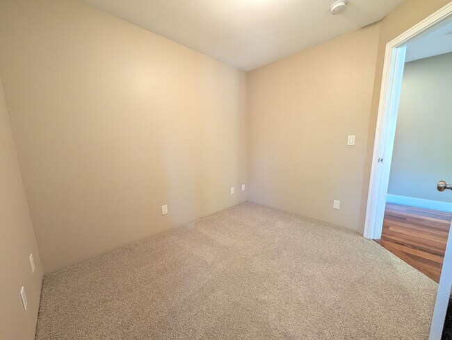 Building Photo - 4 Bed/2.5 Bath Multnomah Village Stunner w...