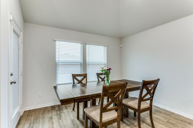 Building Photo - LIKE NEW HOME IN CROWLEY! READY TO VIEW!