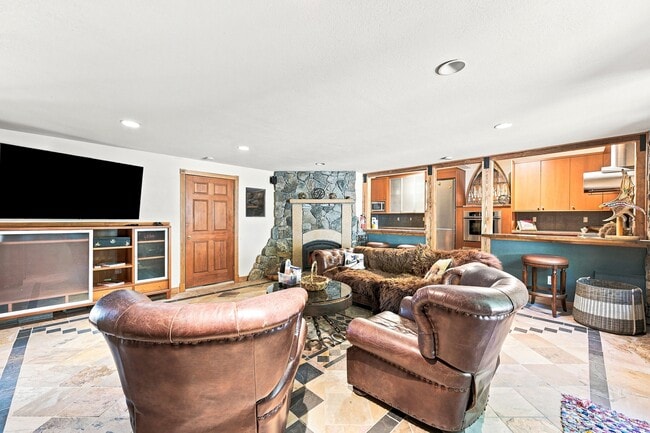 Building Photo - 551 Aspen Dr