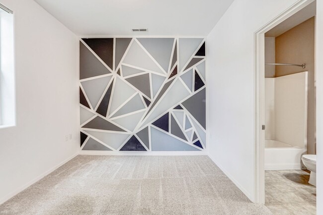Building Photo - 3 bed, 3.5 bath townhouse in McKenzie Ridg...
