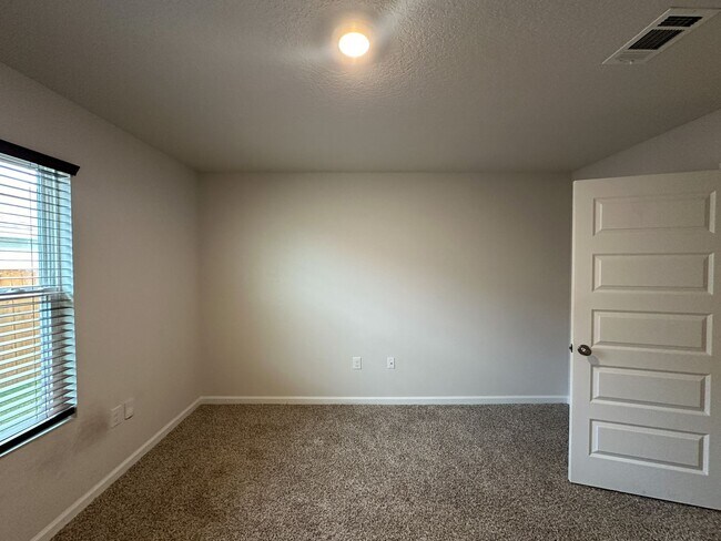 Building Photo - 4 bedroom 2 bath home in the Woodlands Subdivision in Milton, FL!