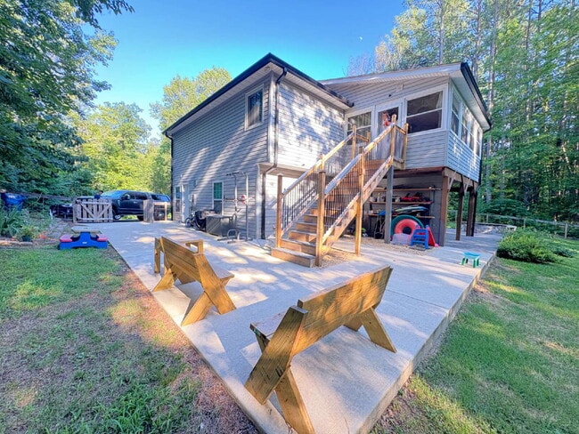 Building Photo - Spacious Multi-Generational Home on 3 Acre...