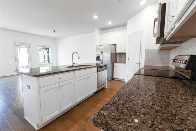 Building Photo - 7095 Gladstone Cir