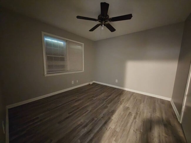 Building Photo - Very Nice Newly Renovated Home in Parkway ...
