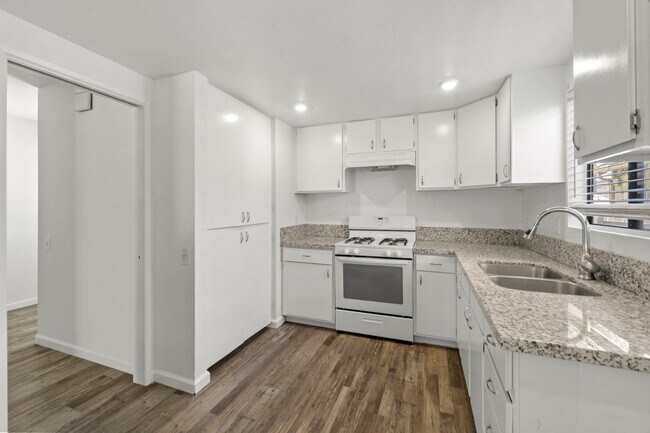 Building Photo - 130 E 21st St