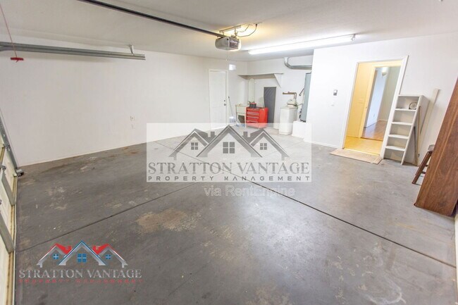 Building Photo - 2805 S Abbey Cir