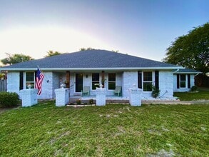 Building Photo - 220 Wynnehaven Beach Rd