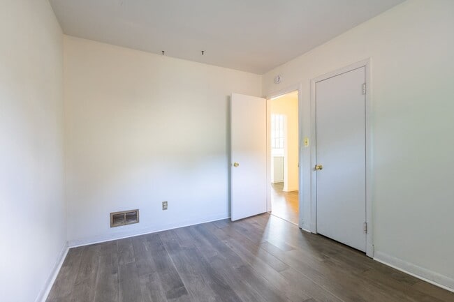 Building Photo - Lovely 3 BR/2 BA Single-Family Home in Gle...