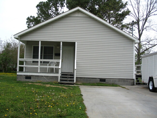 Primary Photo - Cute home located in City Limits