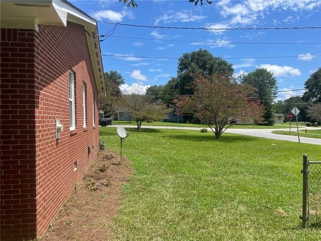 Building Photo - 246 Pinetree Cir