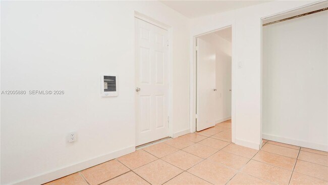 Building Photo - 1085 NE 128th St