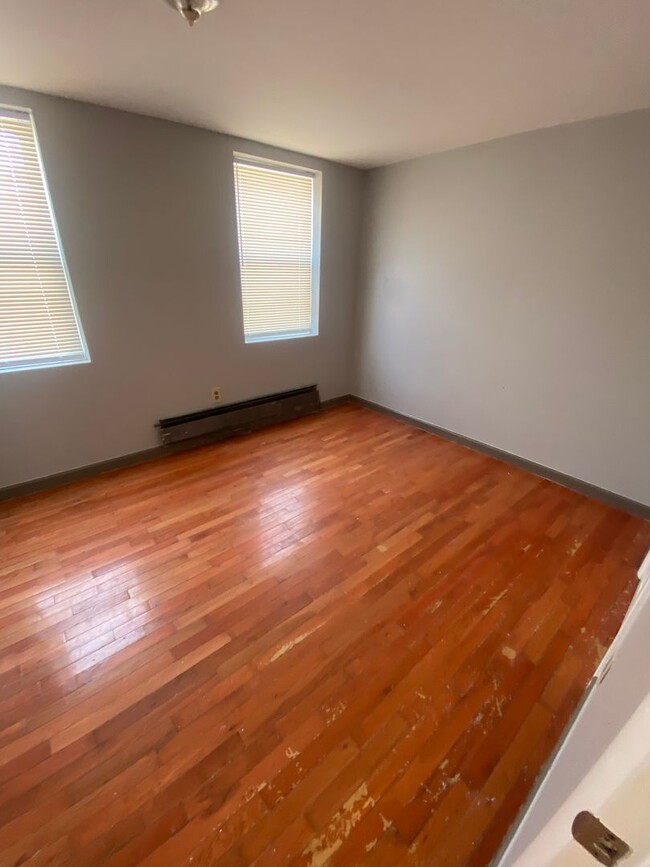 Building Photo - 2 Bedroom and 1 Bathroom House in South Ph...