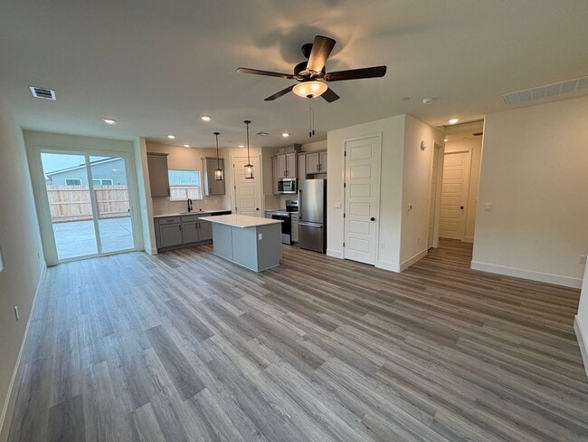 Building Photo - NW Visalia Home Rent Ready! Walking distance to Oak Grove