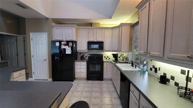 Building Photo - 3003 SW 98 Dr