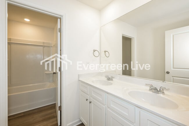 Building Photo - 2476 Lennox Rd SE