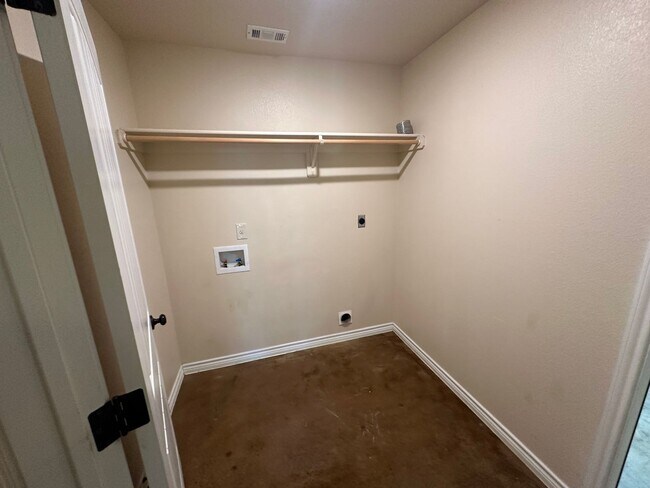 Building Photo - AVAILABLE NOW!!