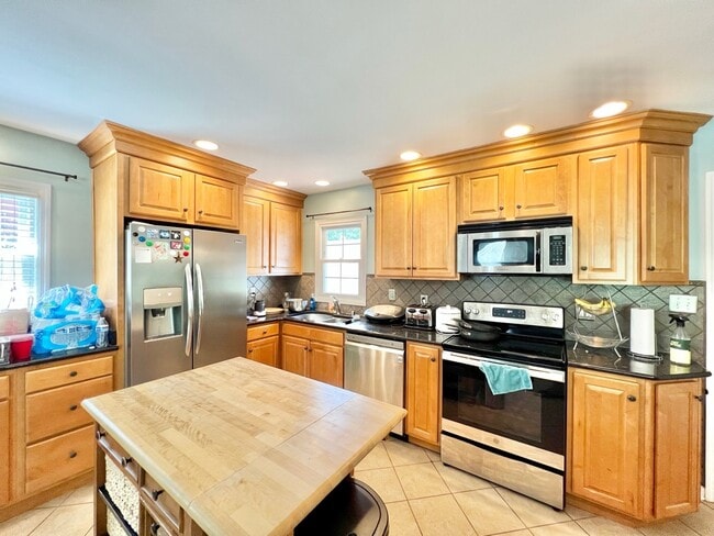 Building Photo - 323 E Lowry Ln