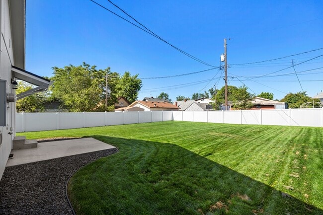 Building Photo - NEWLY RENOVATED 2 BEDROOM HOME.