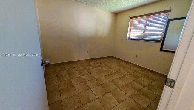 Building Photo - 1820 W 53rd St