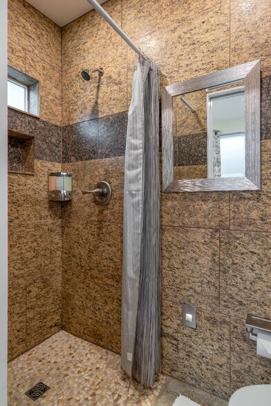 Building Photo - 3924 SE Grant Ct