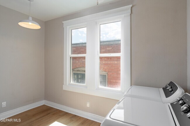 Building Photo - 521 W Missouri Ave
