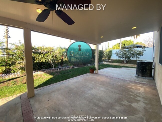 Building Photo - Spacious 4 Bed 2 Bath Pool Home Located Next Door to Ben Franklin Elementary School!