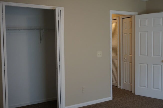 Building Photo - Spacious town home in west Jacksonville