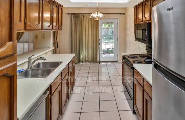 Building Photo - 7558 Ledgebrook Dr