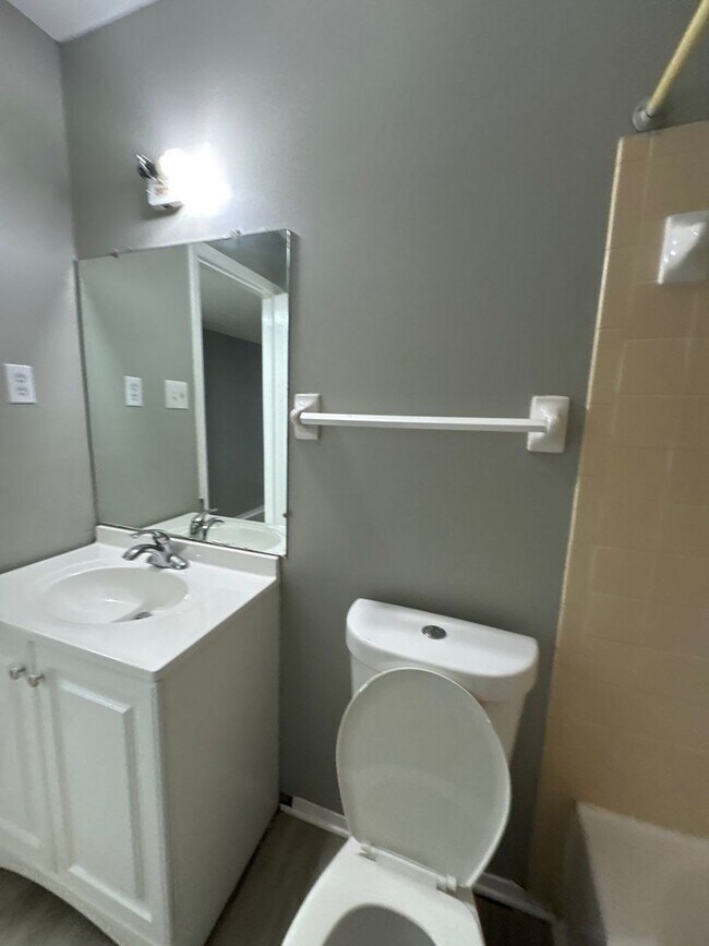 Building Photo - Newly Refreshed 3 bedroom 2 bath duplex