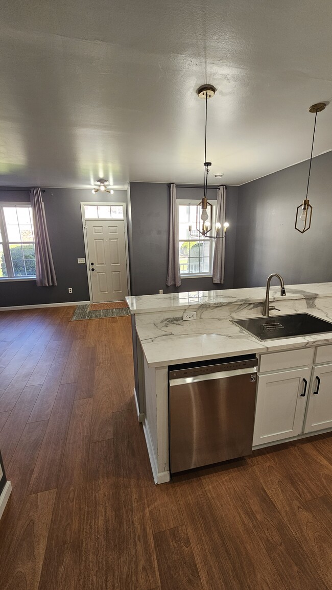Building Photo - 10991 Oak Grv Cir
