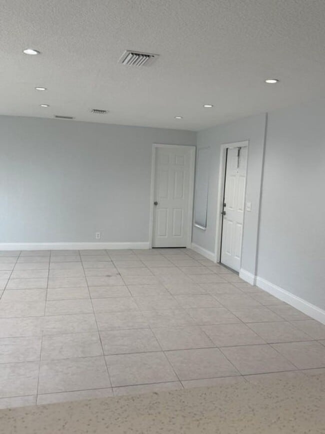 Building Photo - 1240 W 26th St