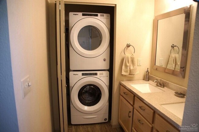 Building Photo - 1444 NW Canyon Dr