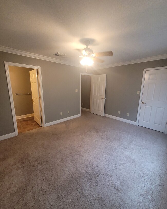 Building Photo - 8 Townhouse Cv