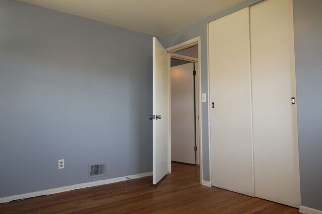 Building Photo - 3123 W Bismark Ave