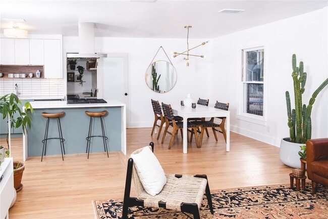 Building Photo - 2211 1/2 Pasadena Dr