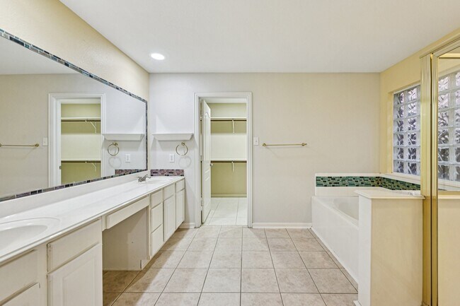 Building Photo - 15114 Magnoliabough Pl