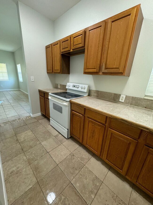 Building Photo - 3/2.5 Home Available Now!