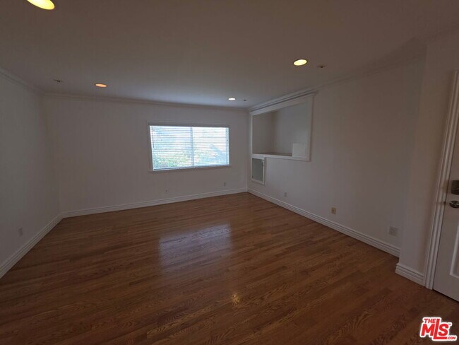 Building Photo - 670 Broadway St