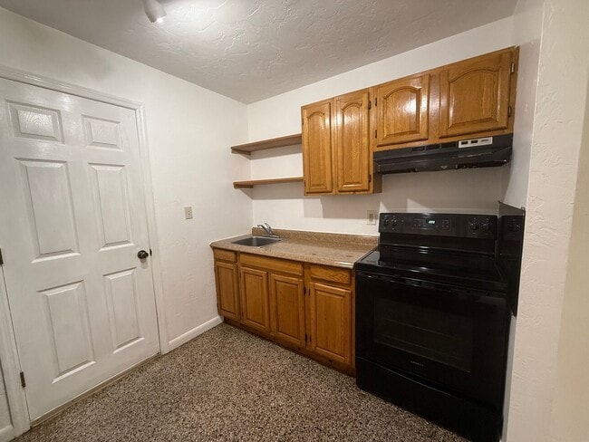 Building Photo - Welcome to this spacious 3-bedroom, 2-bath...