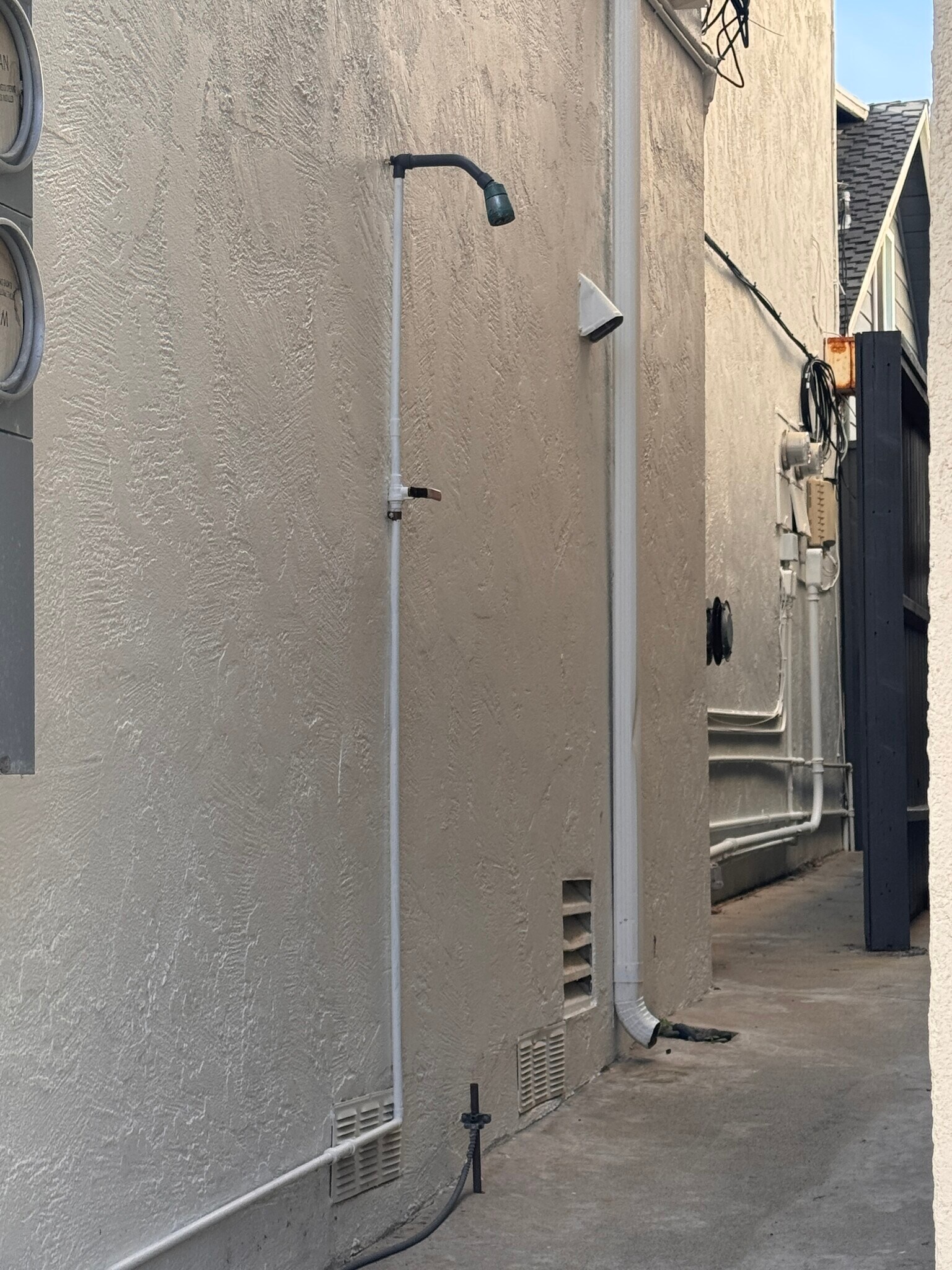 Building Photo - 215 El Porto St