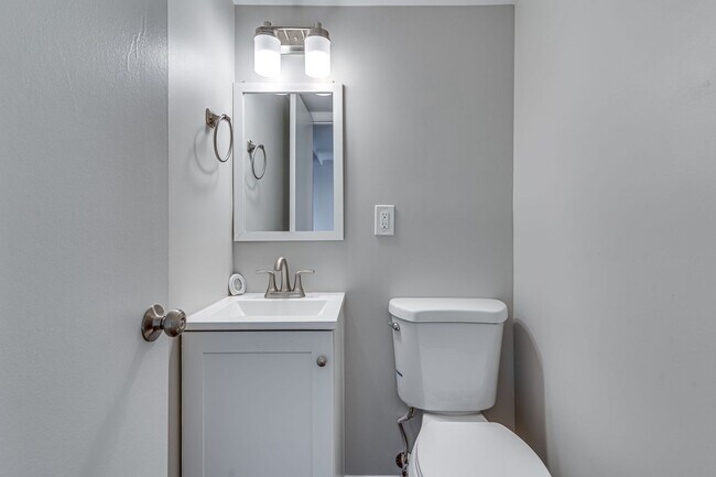 Building Photo - Renovated Home in Pinewood Lake Neighborhood