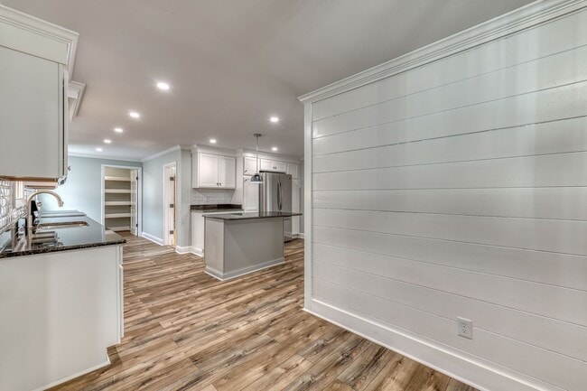 Building Photo - 5 Bedroom / 3.5 Bath Home Blountville, TN