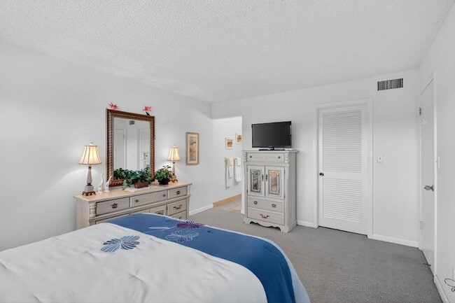 Building Photo - 7410 S Ocean Dr