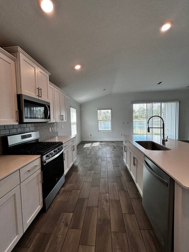 Building Photo - 249 Zancara St