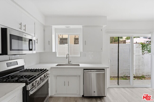 Building Photo - 825 S Detroit St