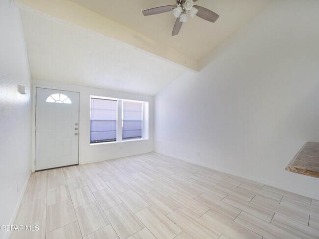 Building Photo - 1901 Lake Omega St