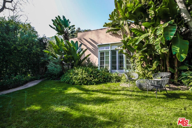 Building Photo - 1367 N Beverly Dr