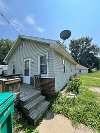 Building Photo - 2 Bedroom 1 Bathroom House