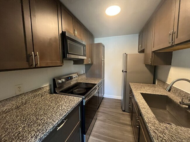 Building Photo - MOVE IN SPECIAL! $100 OFF FIRST 2 MONTHS OF RENT!!! 2 BEDROOM 1 BATH