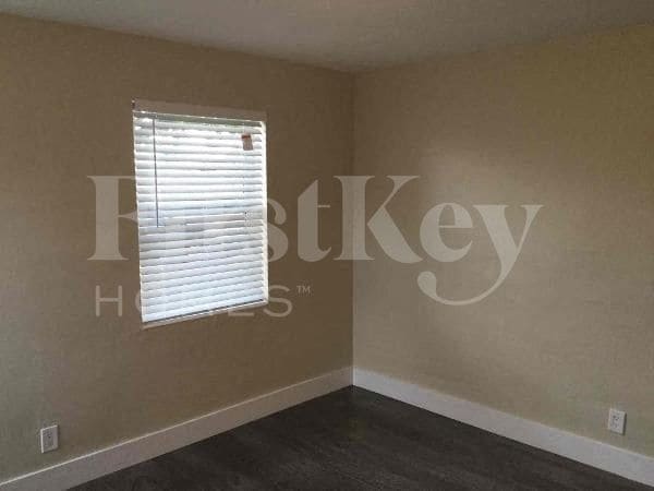 Building Photo - 2530 NE 9th Ave